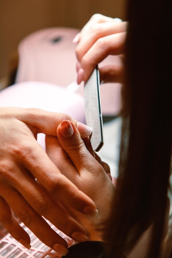 Limage des ongles en institut, lumière douce